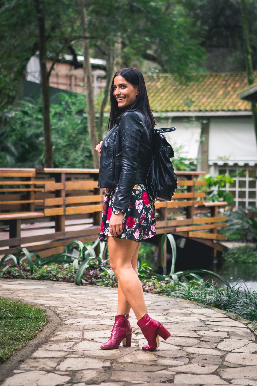 Vestido preto clearance com bota vermelha