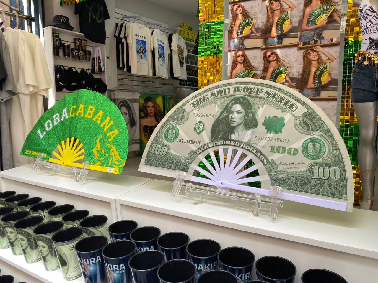 Comércio popular tem leques de Shakira, fantasia ultracavada e muito mais; veja destaques