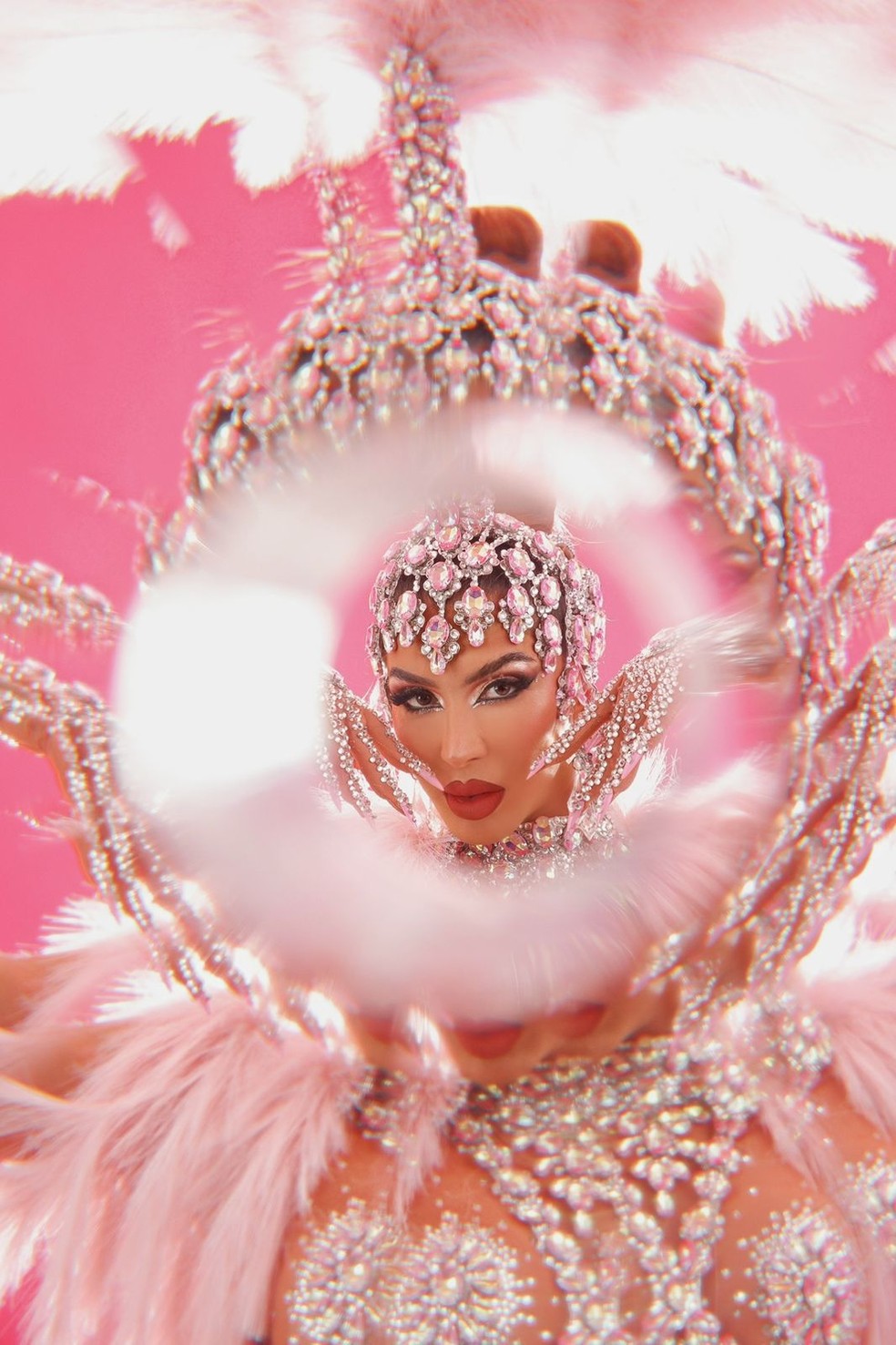 Andrea de Andrade usa look inspirado em 'Moulin Rouge' para ensaio