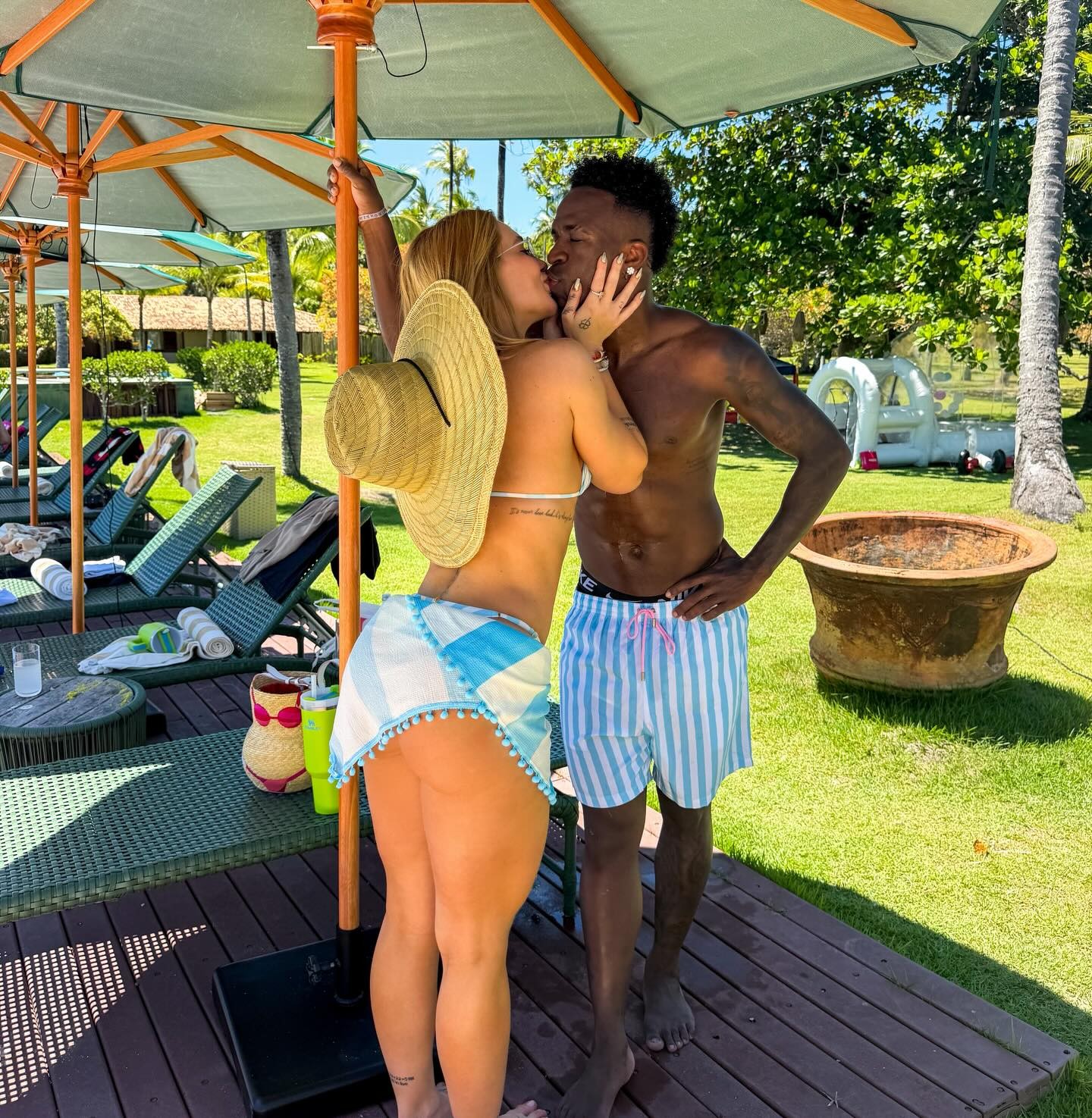 Virginia e Vini Jr. curtem sol aos beijos e com looks combinando em Trancoso