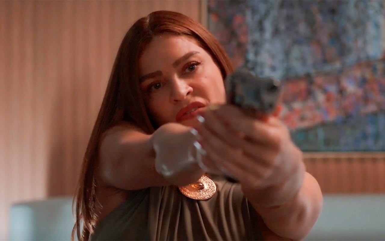 Três Graças: Arminda planeja matar Samira e ganha arma de Ferette