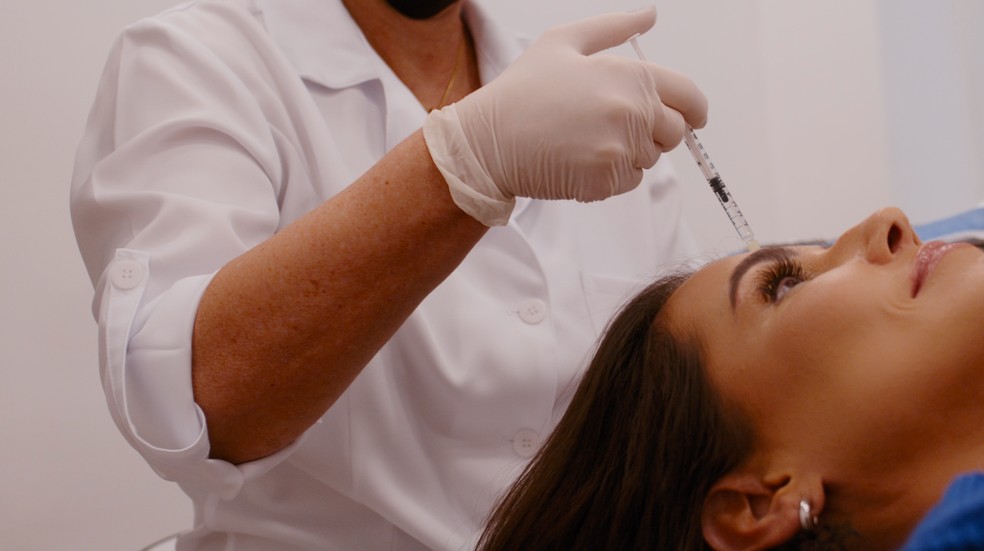 Deborah Secco em um dos muitos tratamentos que faz para combater a alopecia — Foto: Divulgação