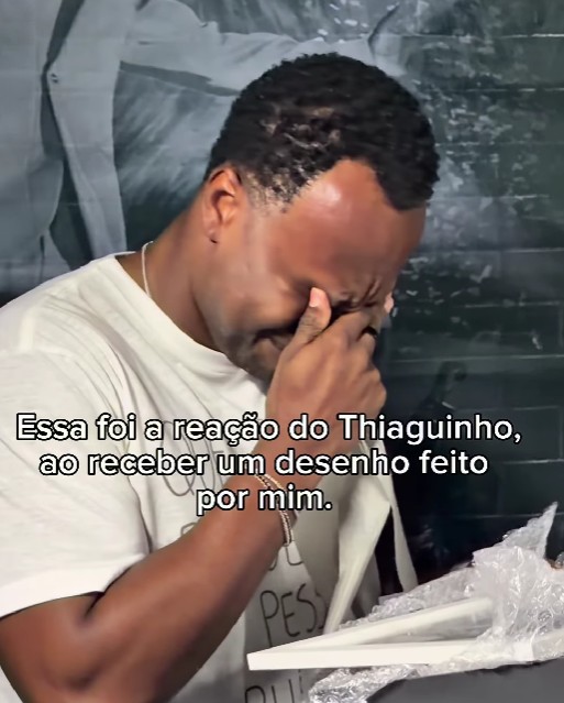 Thiaguinho se emociona ao receber desenho com o filho Bento e a avó falecida