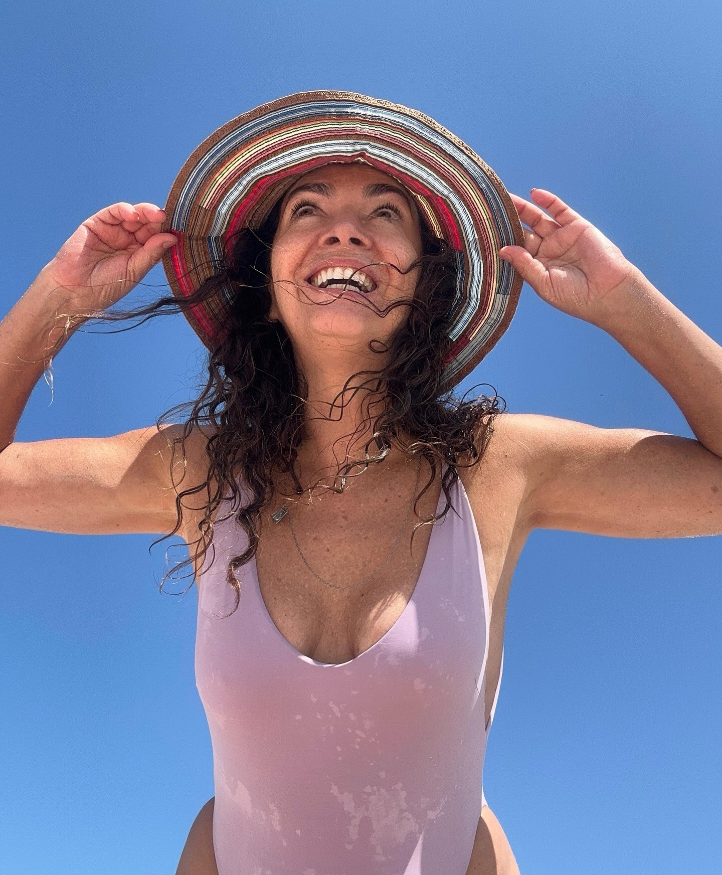 Claudia Ohana conta que fica chocada com perguntas após os 62 anos: 'Querem saber se faço sexo'