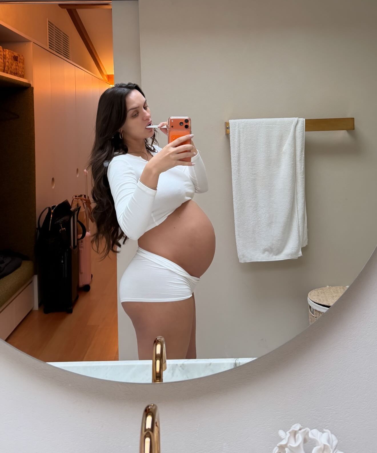 Rafa Kalimann faz selfie e mostra barrigão na reta final de gravidez