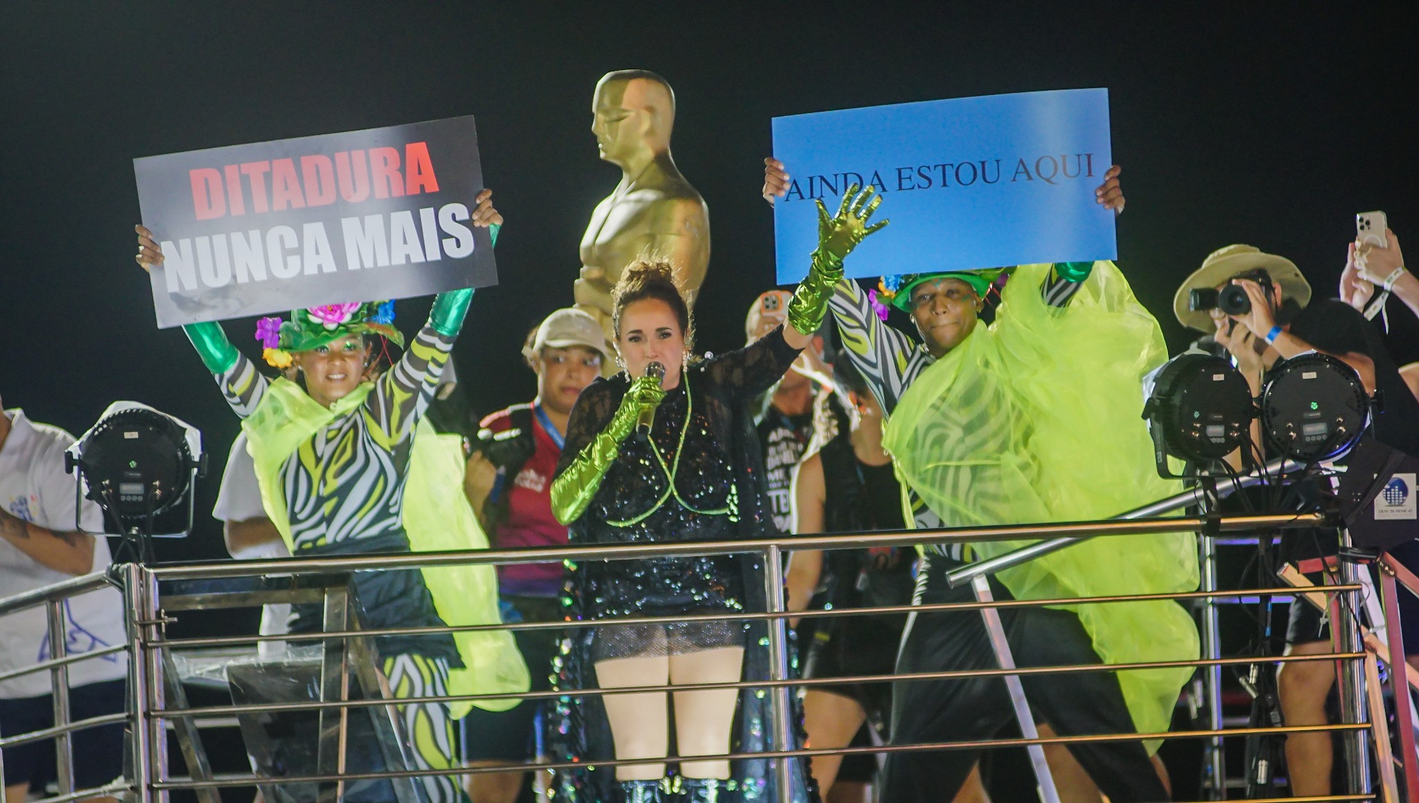 Das paredes até o céu: relembre homenagens a Fernanda Torres e ao filme Ainda Estou Aqui