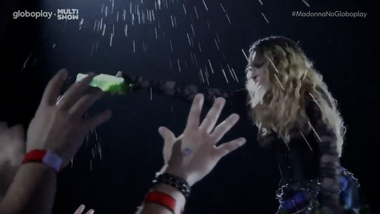 Celebrate! Madonna joga cerveja no público durante apresentação - Programa: Show da Madonna - Exclusivo Gshow 