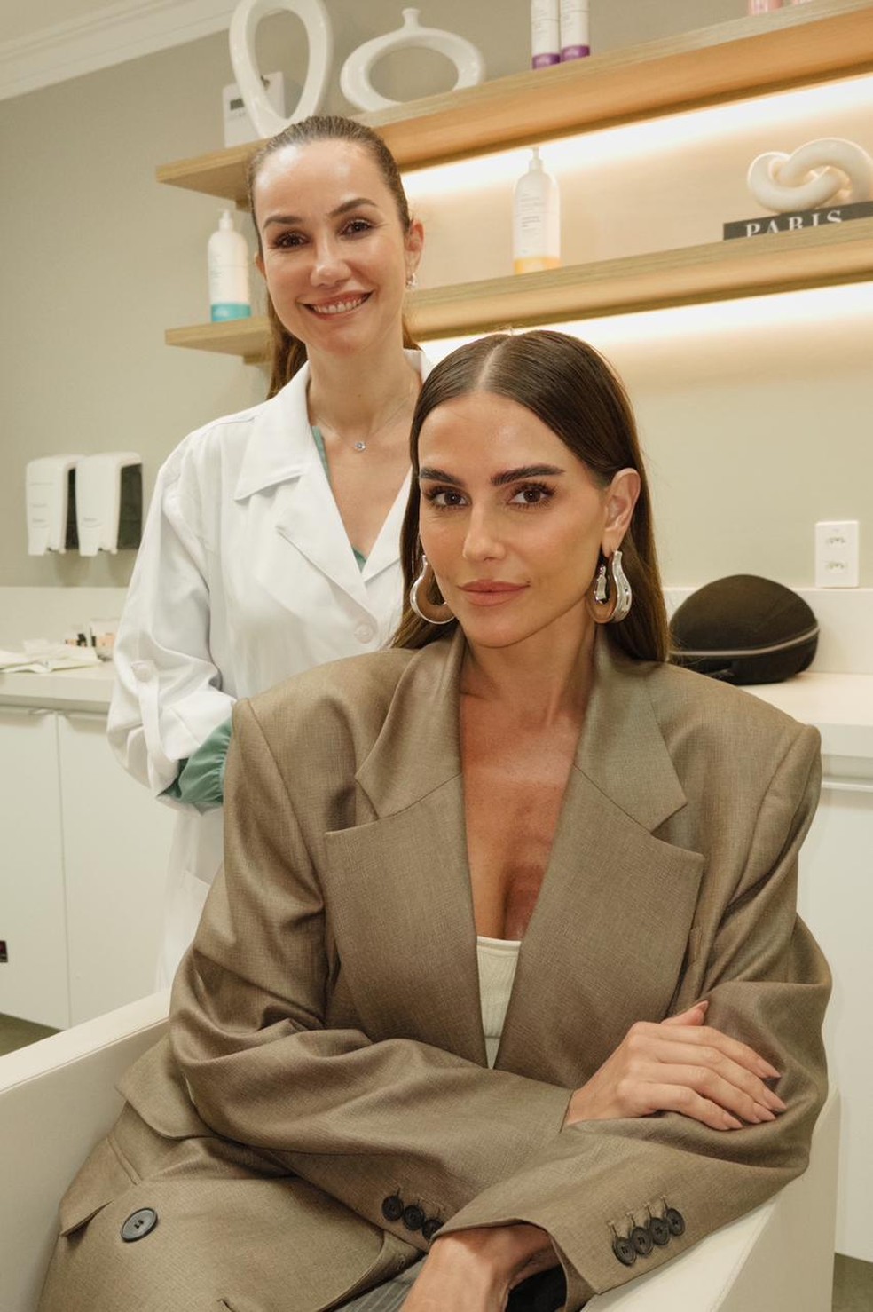 Deborah Secco e a cirurgiã plástica Alessandra dos Santos — Foto: Divulgação
