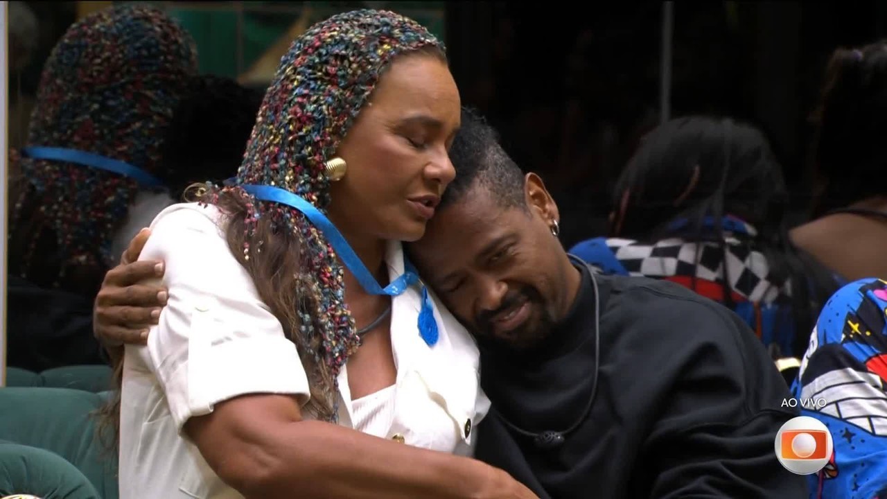 Anjo Leandro Boneco imuniza Solange Couto durante a formação do 10º Paredão do BBB 26