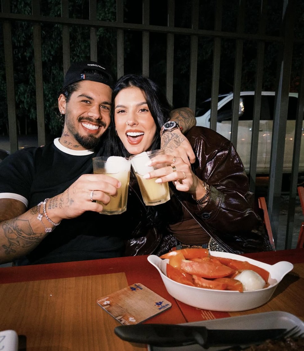 Zé Felipe e Ana Castela usam alianças de namoro — Foto: Reprodução/Instagram