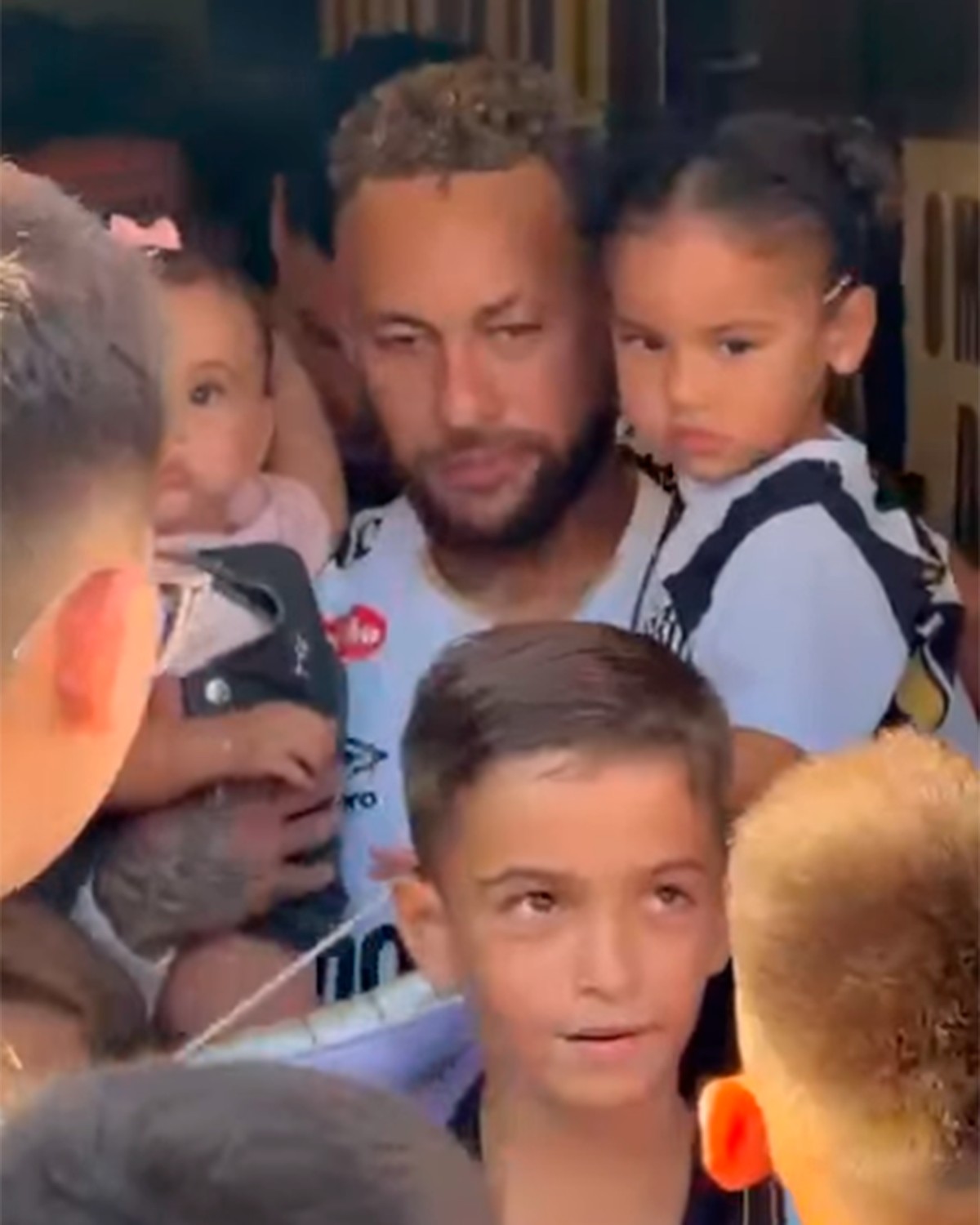 Filhas de Neymar roubam a cena em entrada do time do Santos
