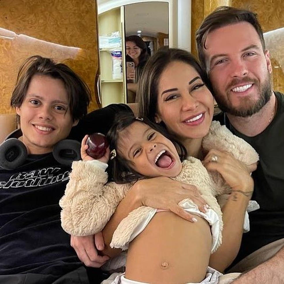 Maíra Cardi posa com os filhos e o marido, Thiago Nigro — Foto: Reprodução/Instagram