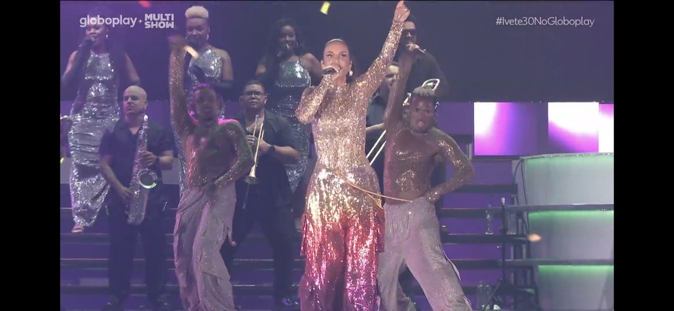 Ivete também produziu uma veste toda dourada — Foto: Reprodução/Globoplay