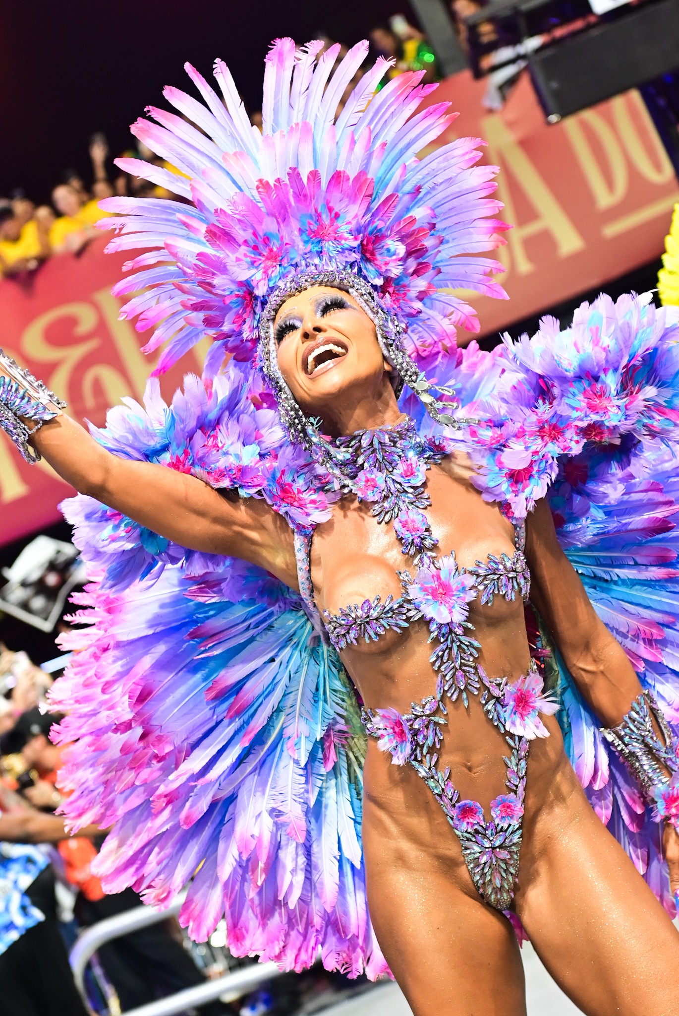 Vídeo: Sabrina Sato revela truque para esconder mamilos em fantasia ousada