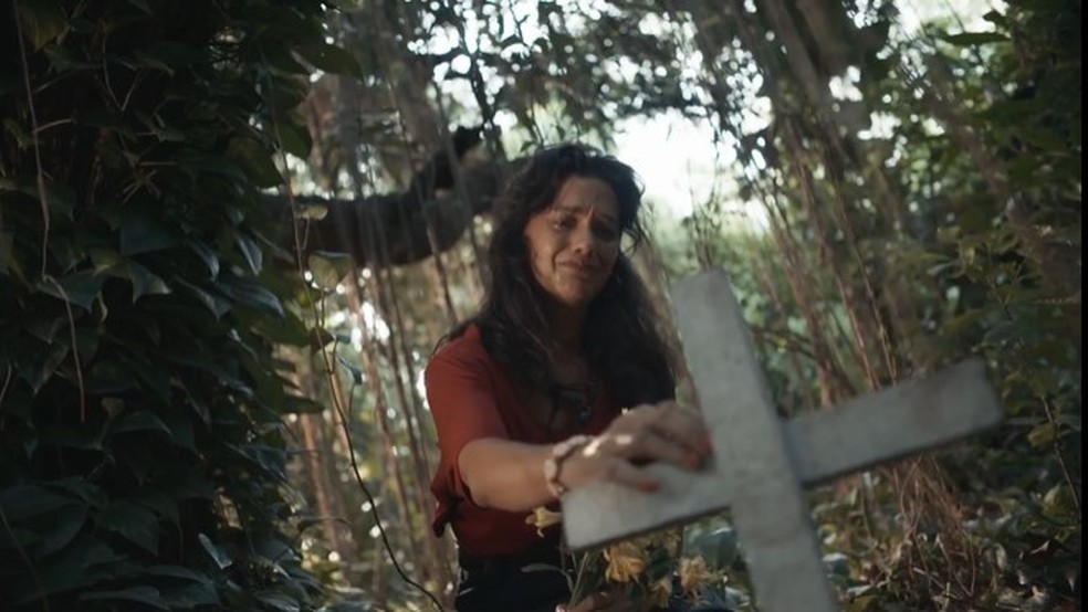 Morna (Ana Cecília Costa) visita pela primeira vez o túmulo do filho — Foto: Globo