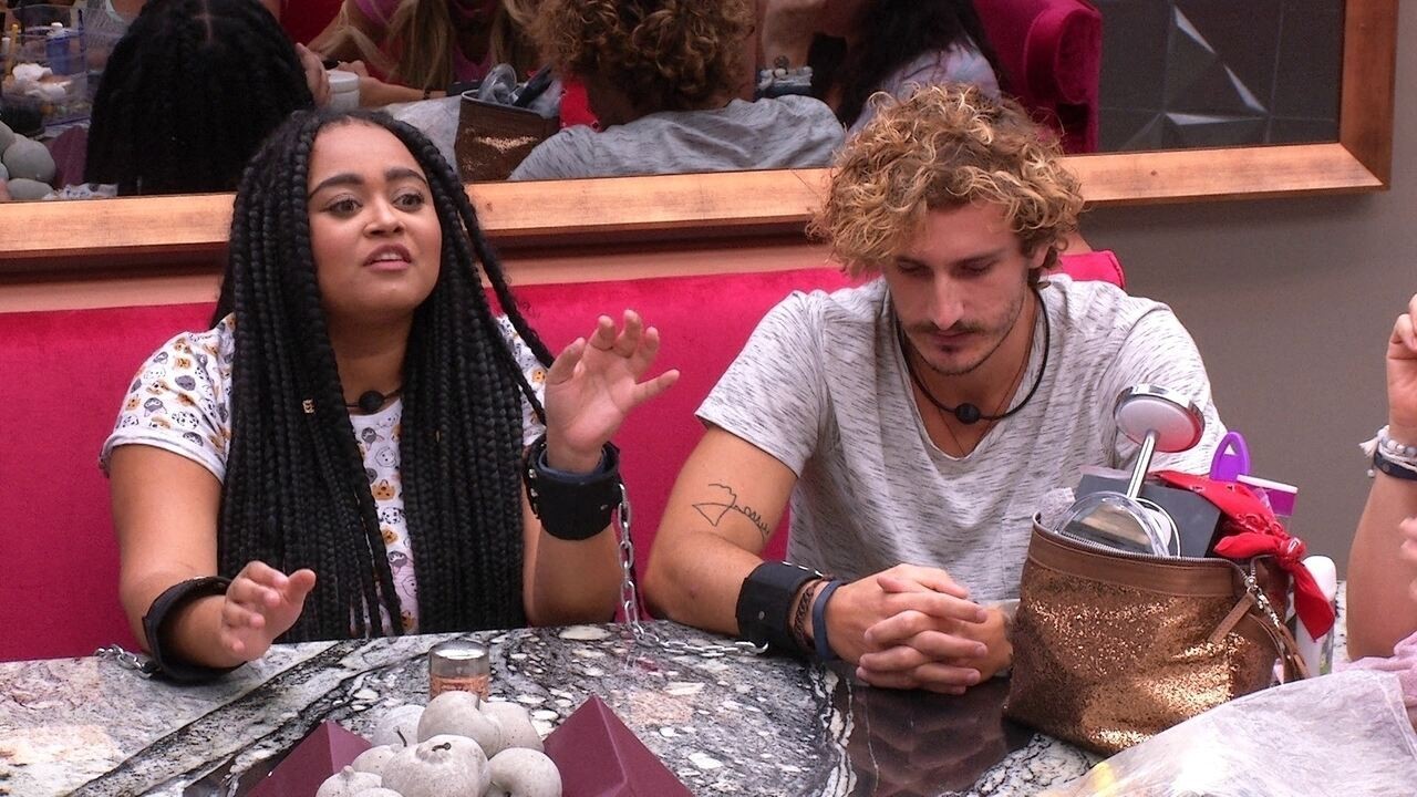 Rízia revela mania curiosa para relaxar | Gshow