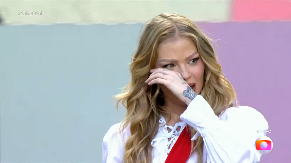 Luísa Sonza enxuga as lágrimas no palco do Festival Salve o Sul — Foto: Globo