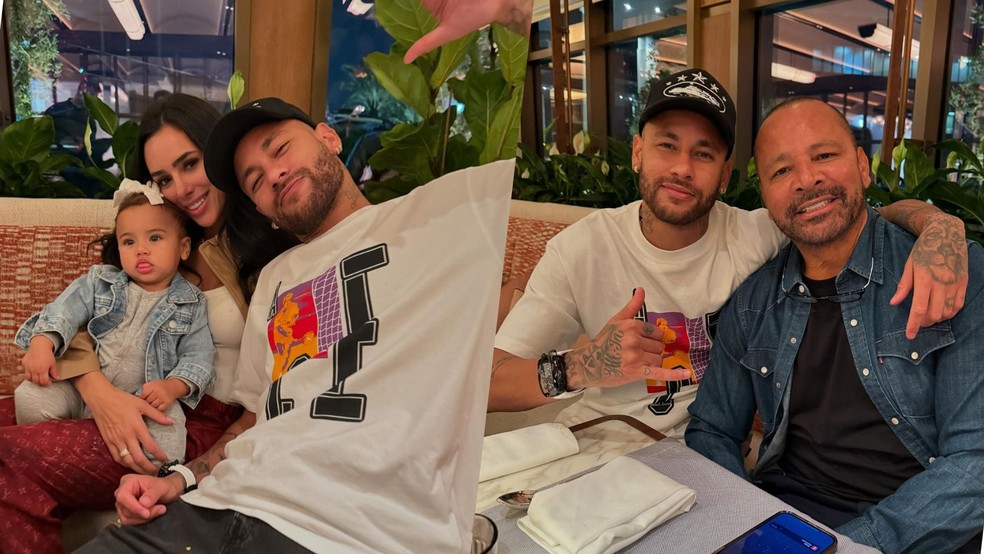 Neymar posa com a família — Foto: Reprodução/Instagram