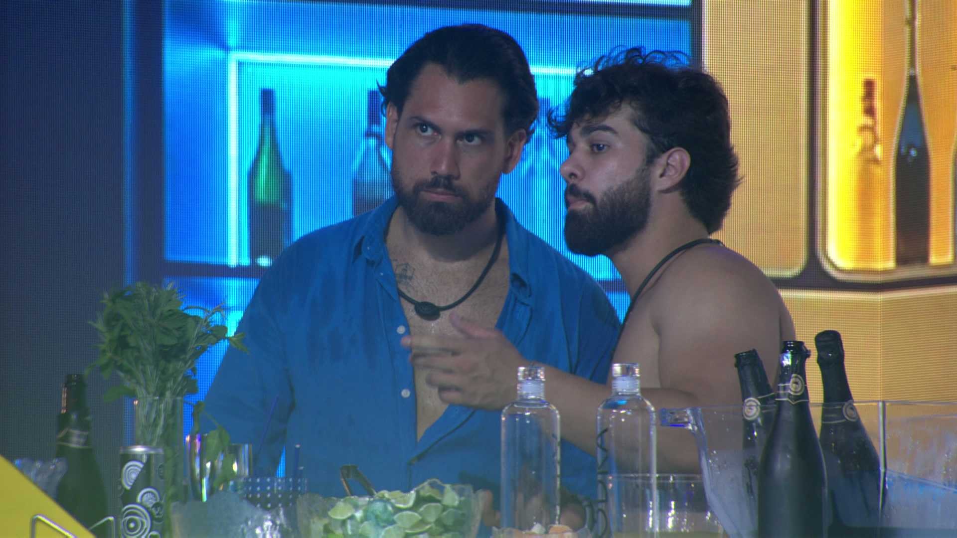 Brigido tenta aconselhar Paulo Augusto sobre 'grupo' formado no BBB 26: 'Se envolver ali, é alvo'