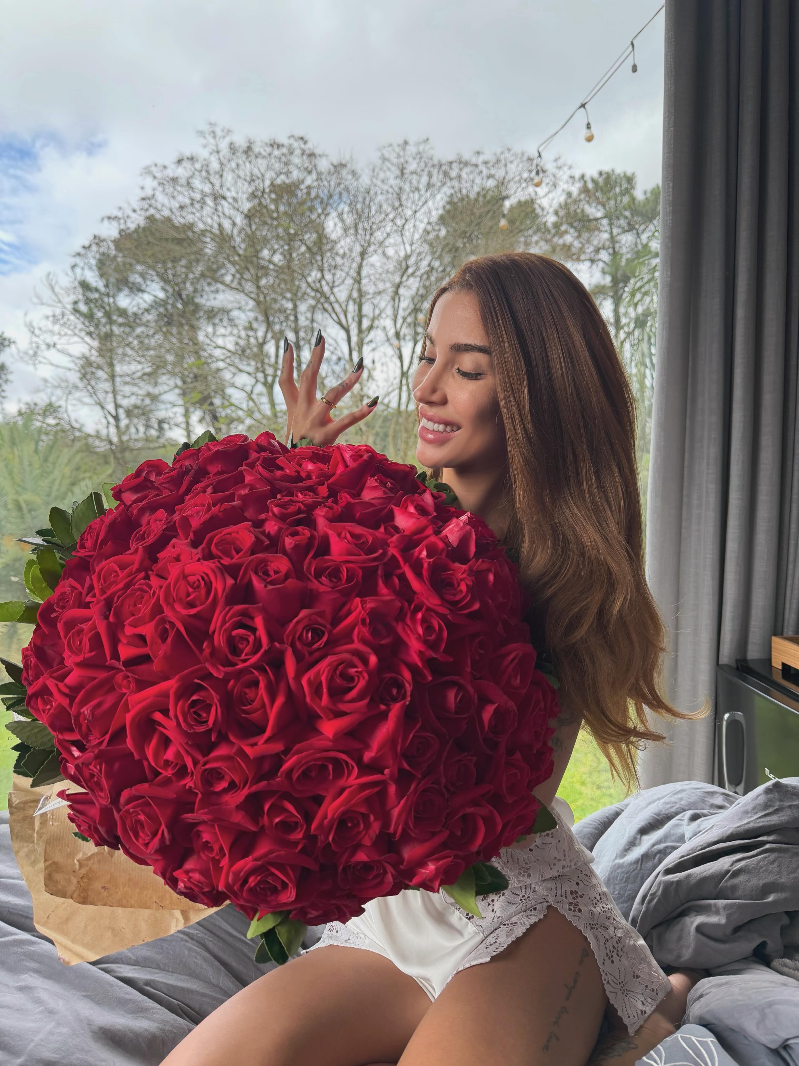 Bianca Andrade mostra anel na mão direita e diz: 'Eu disse sim'