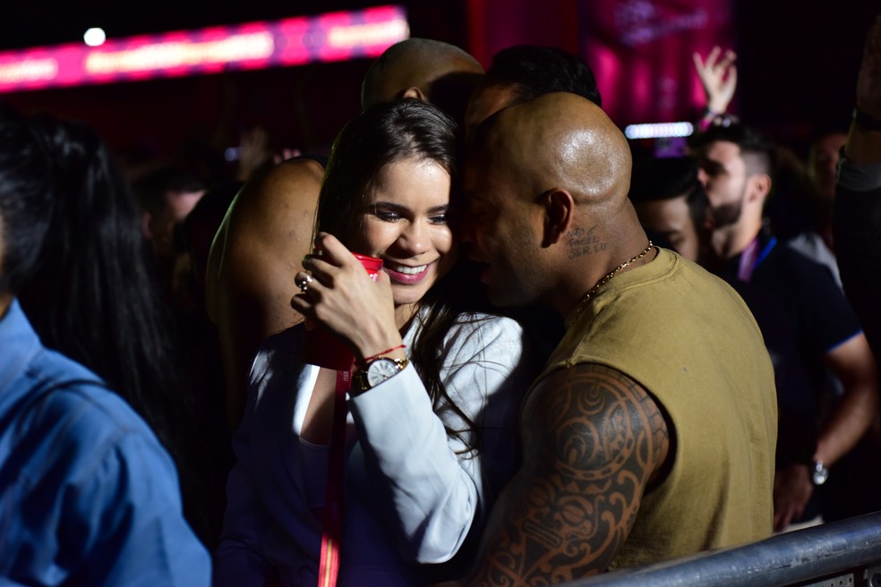 Cezar Black troca beijos morena em festival de música em São Paulo — Foto: Leo Franco/AgNews