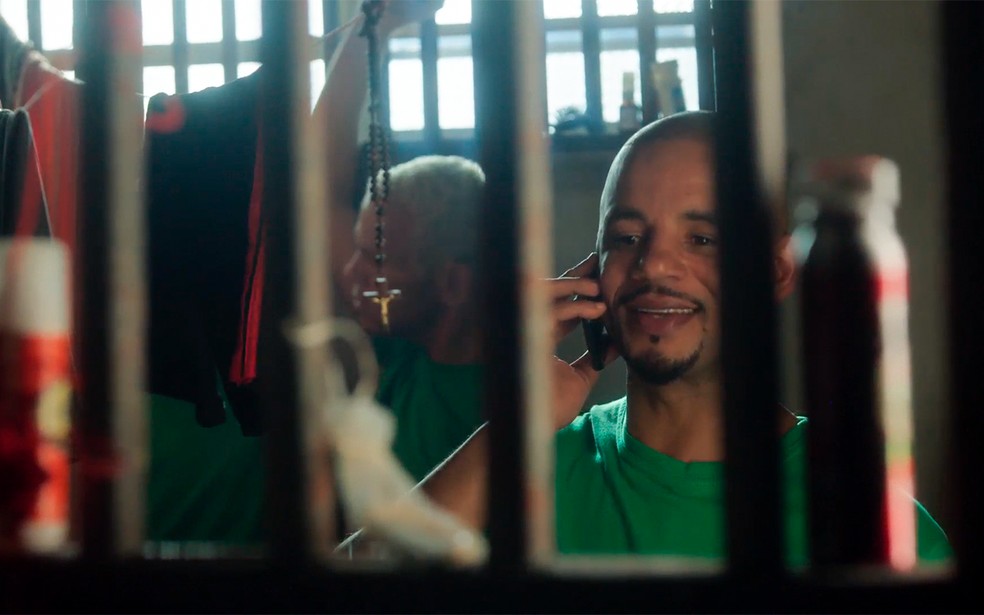 Da cadeia, Orfeu negocia com Ben em Vai na Fé — Foto: Globo