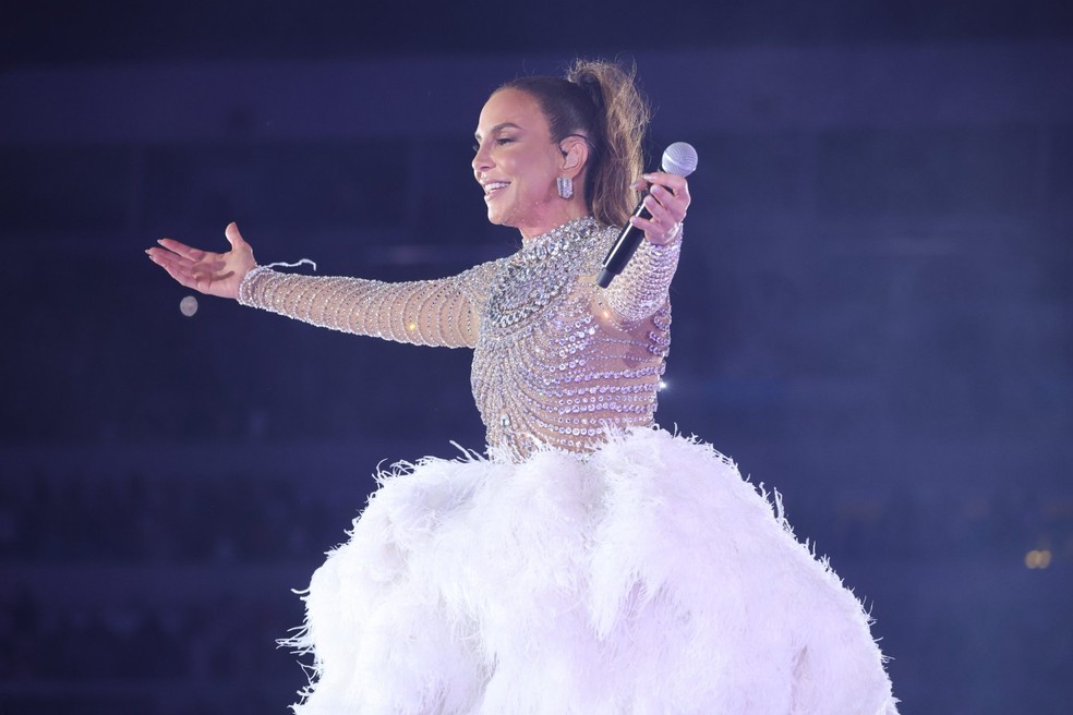 Ivete Sangalo canta com o público — Foto: Daniel Pinheiro/BrazilNews