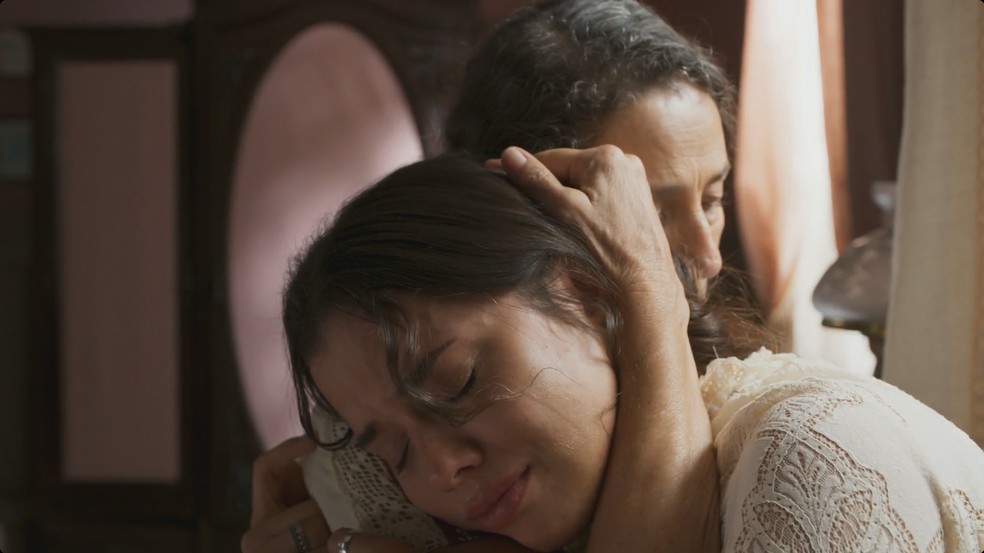 Caetana consola Ana Maria — Foto: TV Globo
