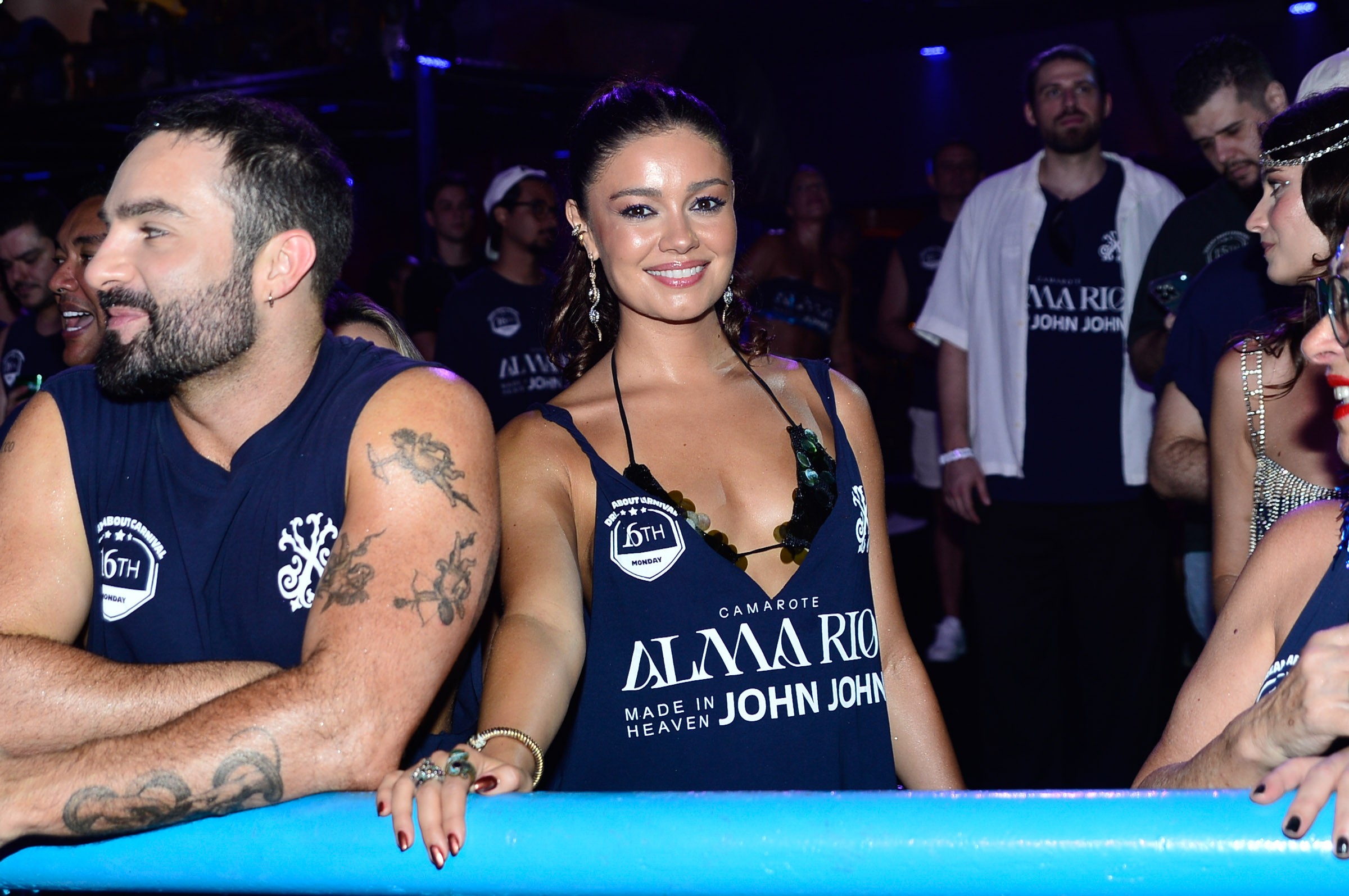 Solteira, Sophie Charlotte curte mais um dia de desfiles na Sapucaí