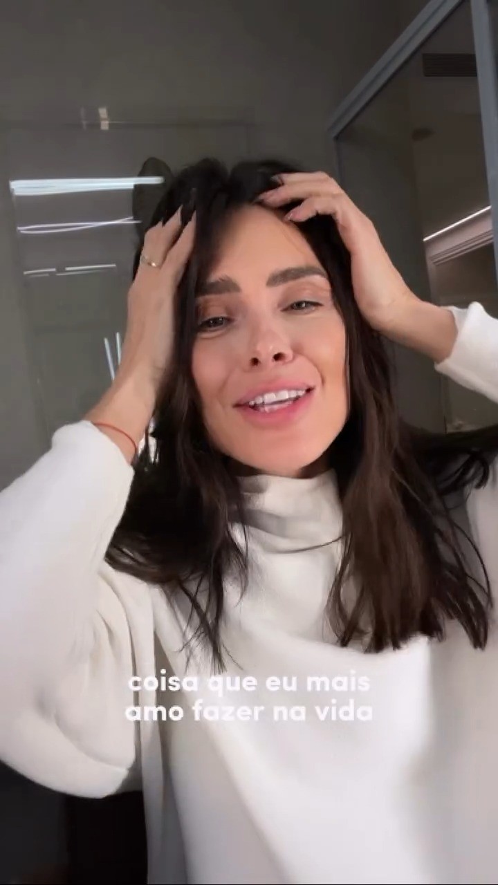 Carolina Dieckmmann radicaliza e mostra mudança de visual