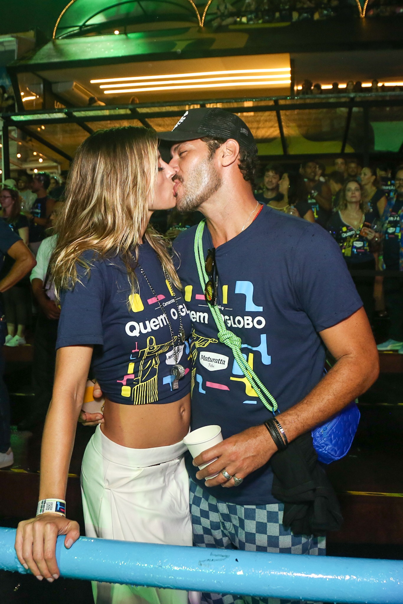 Leandro Lima beija a mulher, Flávia Lucini, no desfile das campeãs