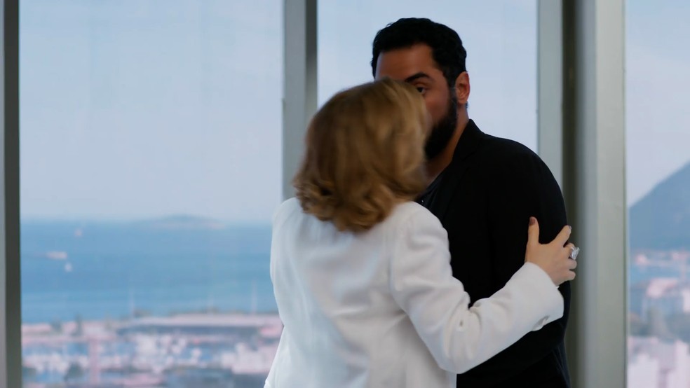 Em Vale Tudo, Odete é flagrada ao beijos com Mário Sérgio — Foto: Globo