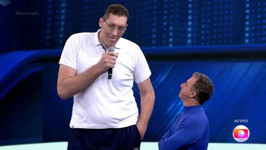 Quem é o homem mais alto do Brasil? Luciano Huck recebe Ninão no Domingão - Programa: Gshow - Tv & Famosos 