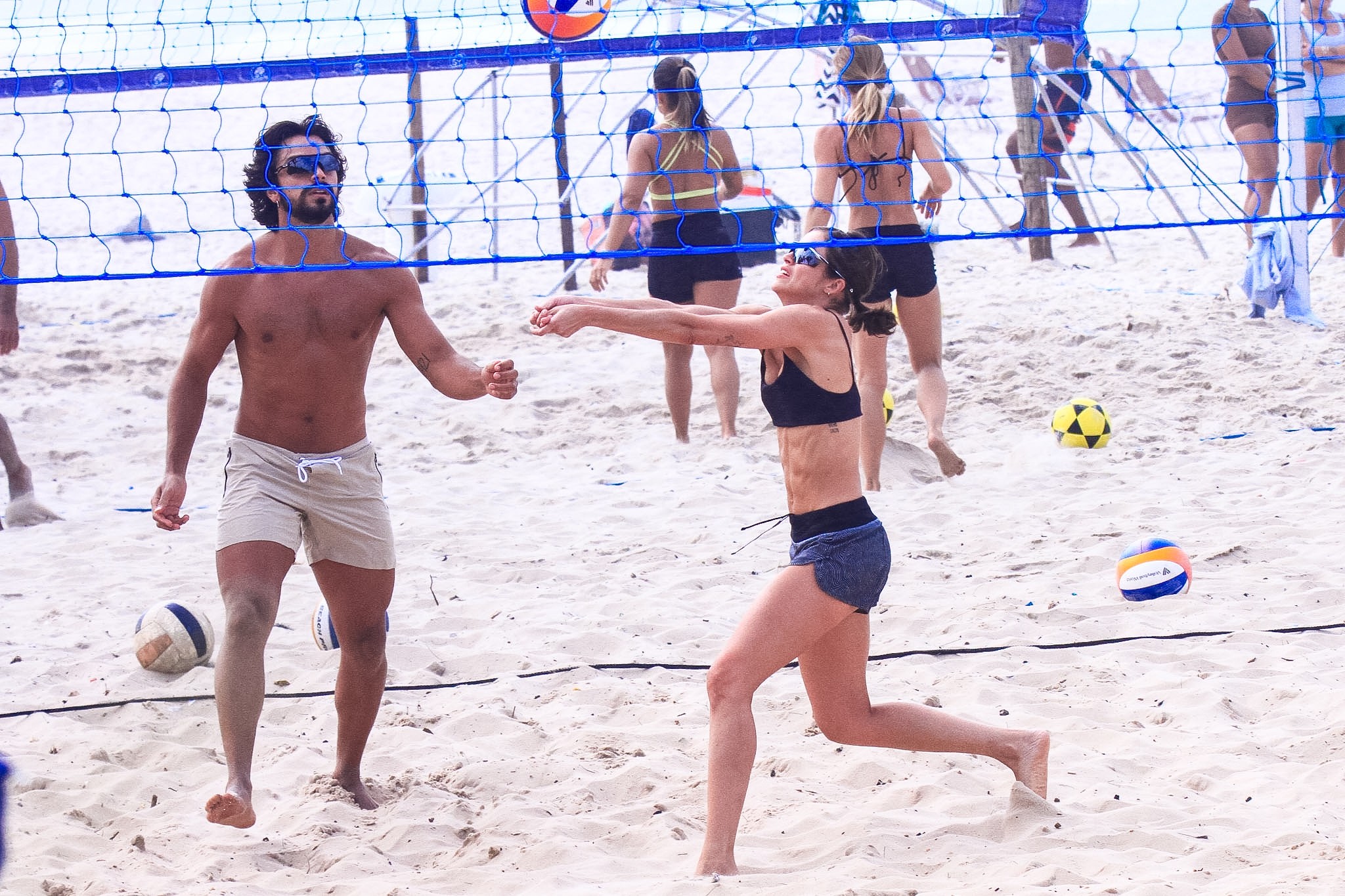Agatha Moreira e Rodrigo Simas voltam a jogar vôlei de praia no Rio