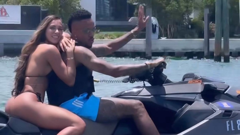 Tainá Castro curte passeio de jet skit com o marido, Éder Militão — Foto: Reprodução/Instagram