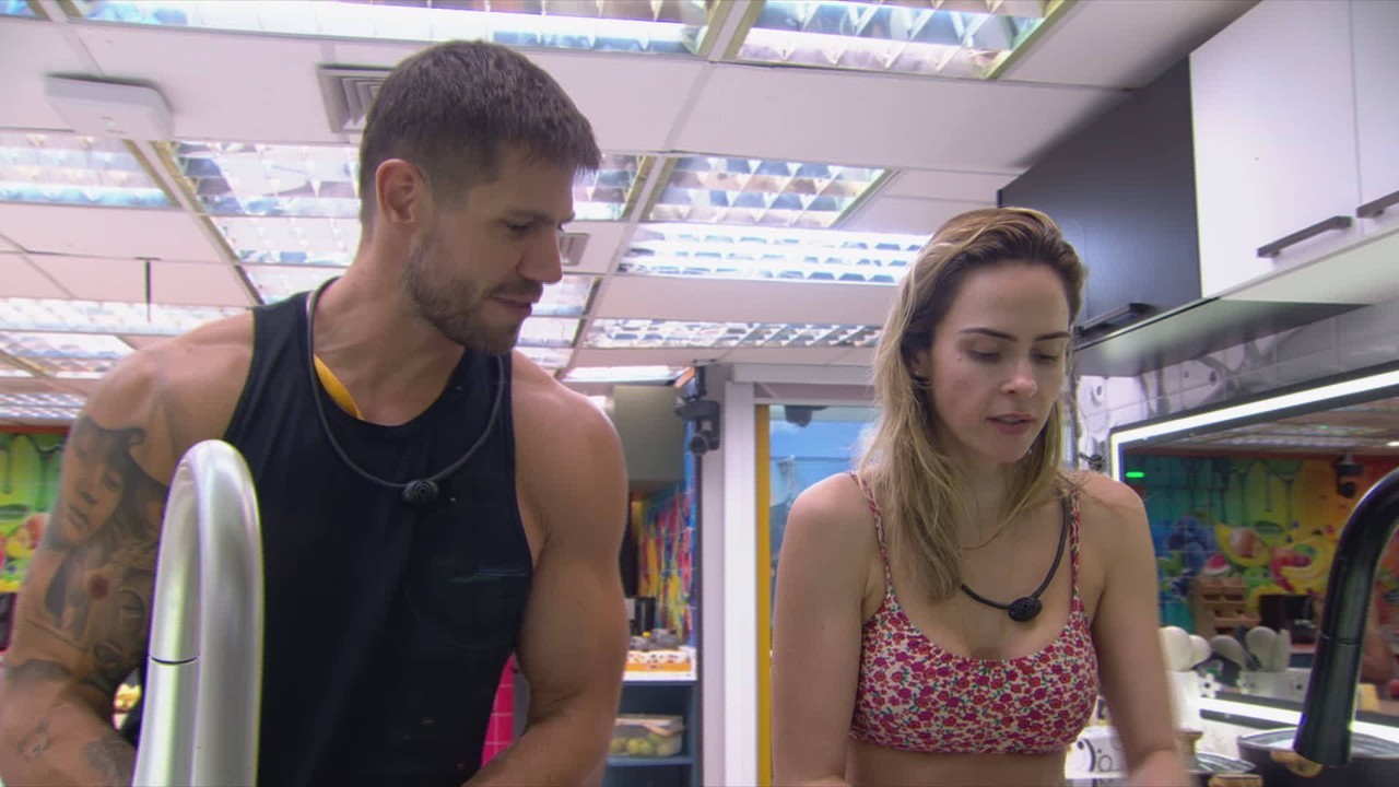Ana Paula Renault se oferece para lavar louça de Jonas Sulzbach: 'Continuo votando em você'