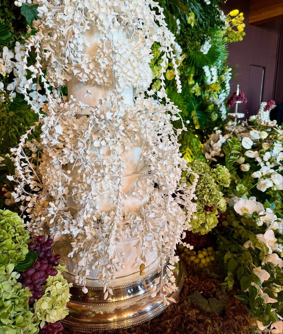 Detalhe de bolo de casamento de Sabrina Sato e Nicolas Prattes — Foto: Reprodução/Instagram