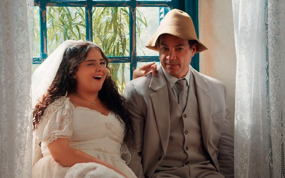 Cunegundes (Elizabeth Savala) celebra o casamento de Zé dos Porcos (Anderson Di Rizzi ) em Êta Mundo Melhor! — Foto: Globo