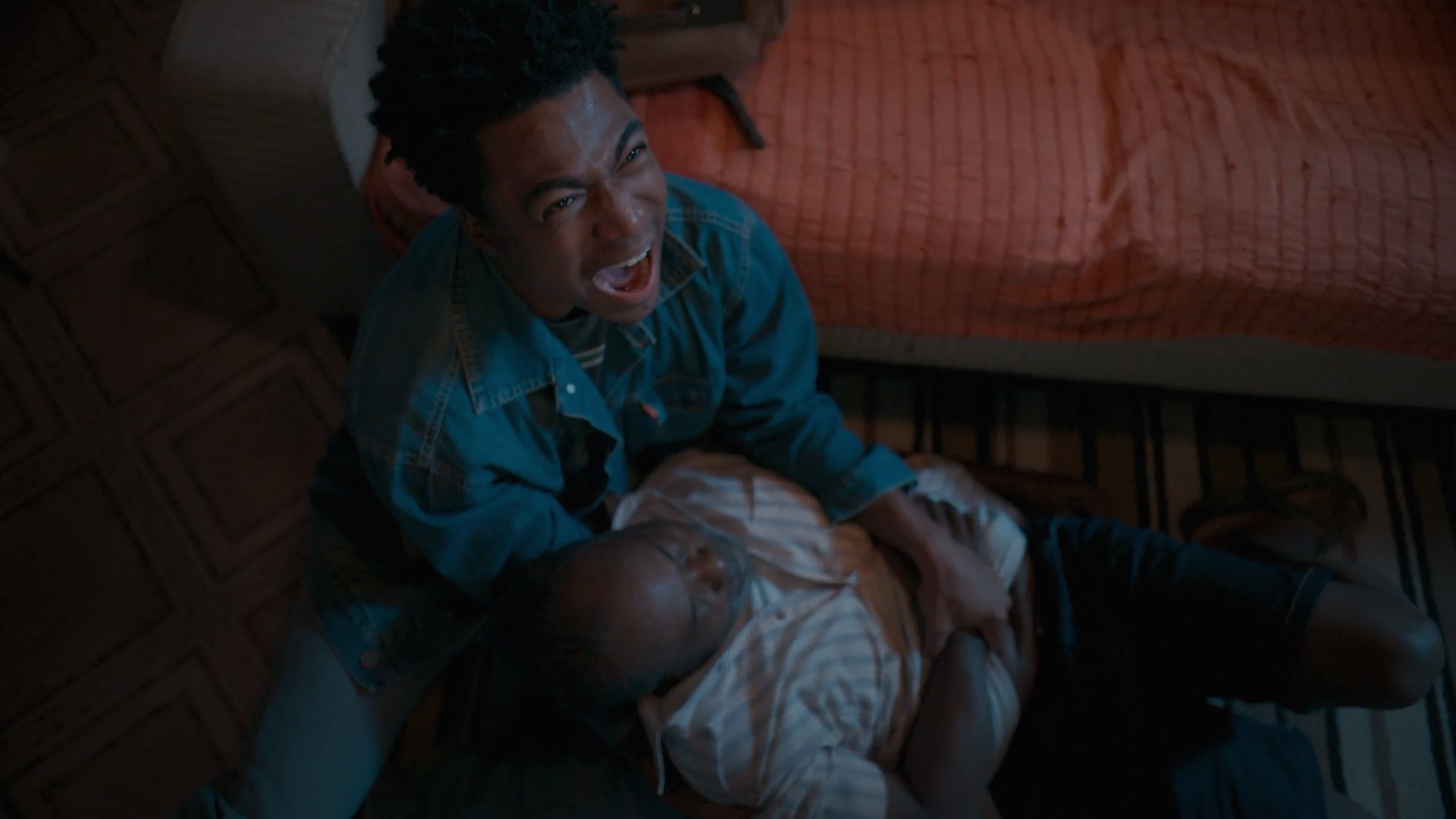 Três Graças: Júnior se desespera ao encontrar o pai morto