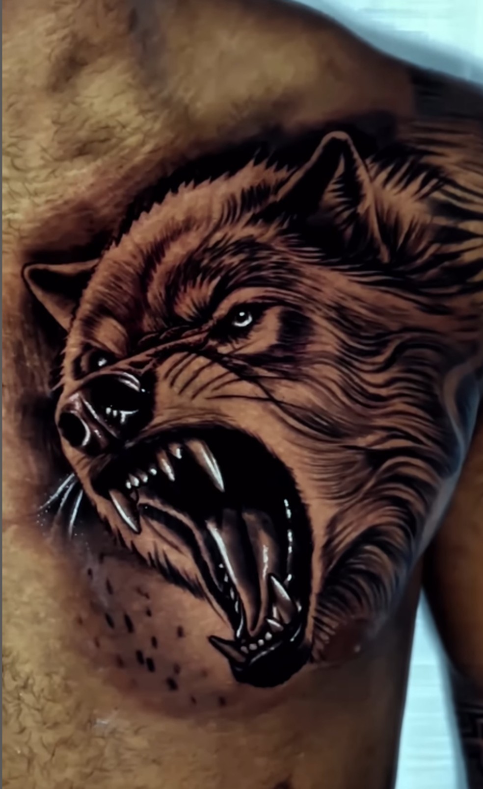 Davi Brito faz tatuagem no peito após fechar braço | Famosos | gshow