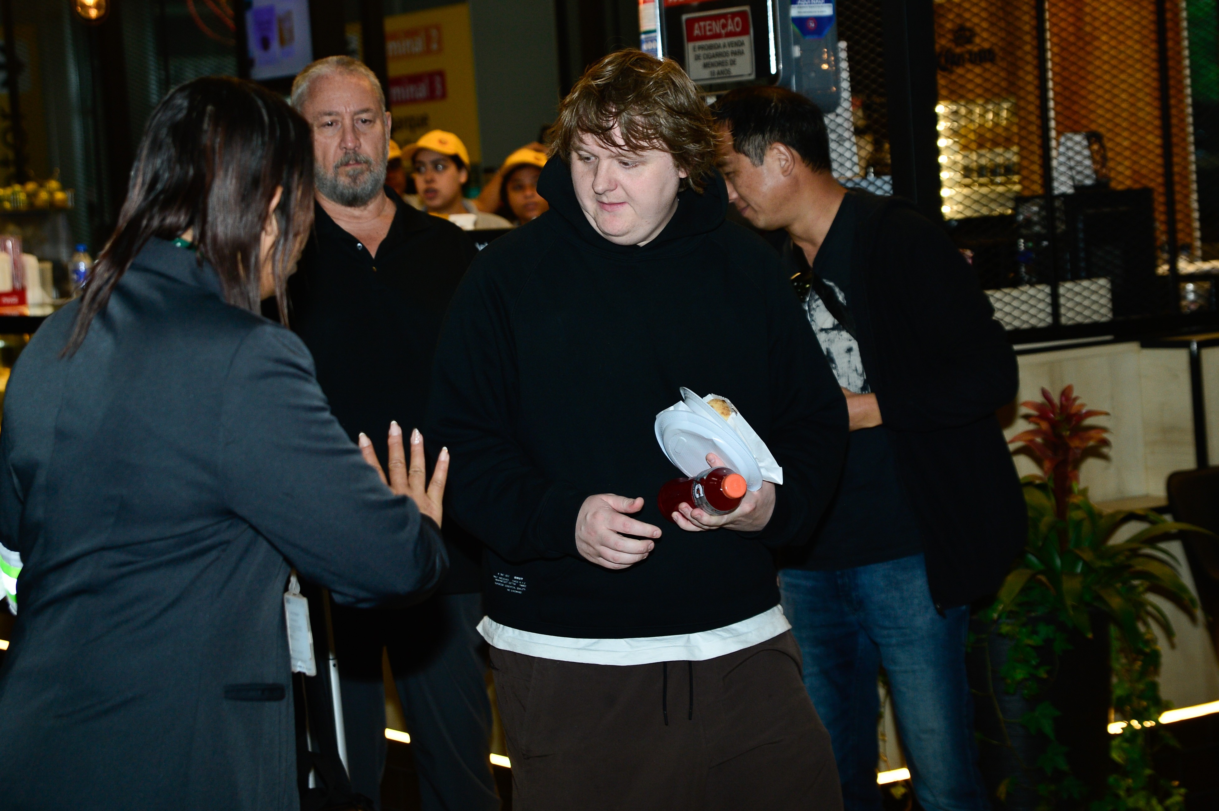 Lewis Capaldi desembarca com fome no Brasil para o Lollapalooza 2026