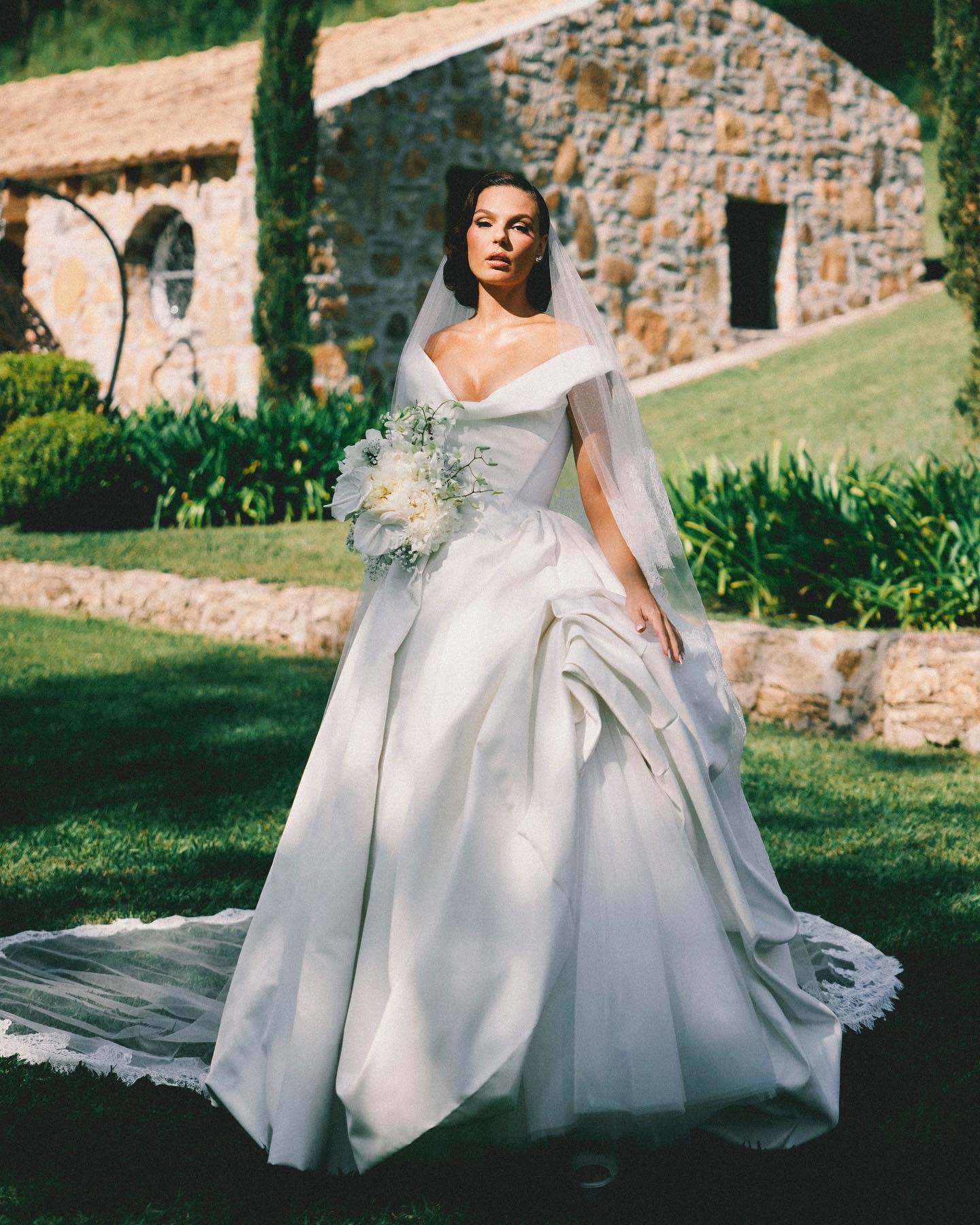 Vestido da cerimônia de Isis Valverde é o favorito do público; aos detalhes!