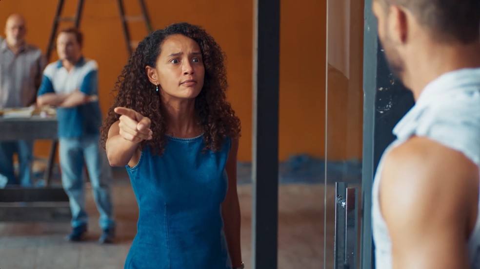 Raquel ameaça César — Foto: Reprodução/TV Globo