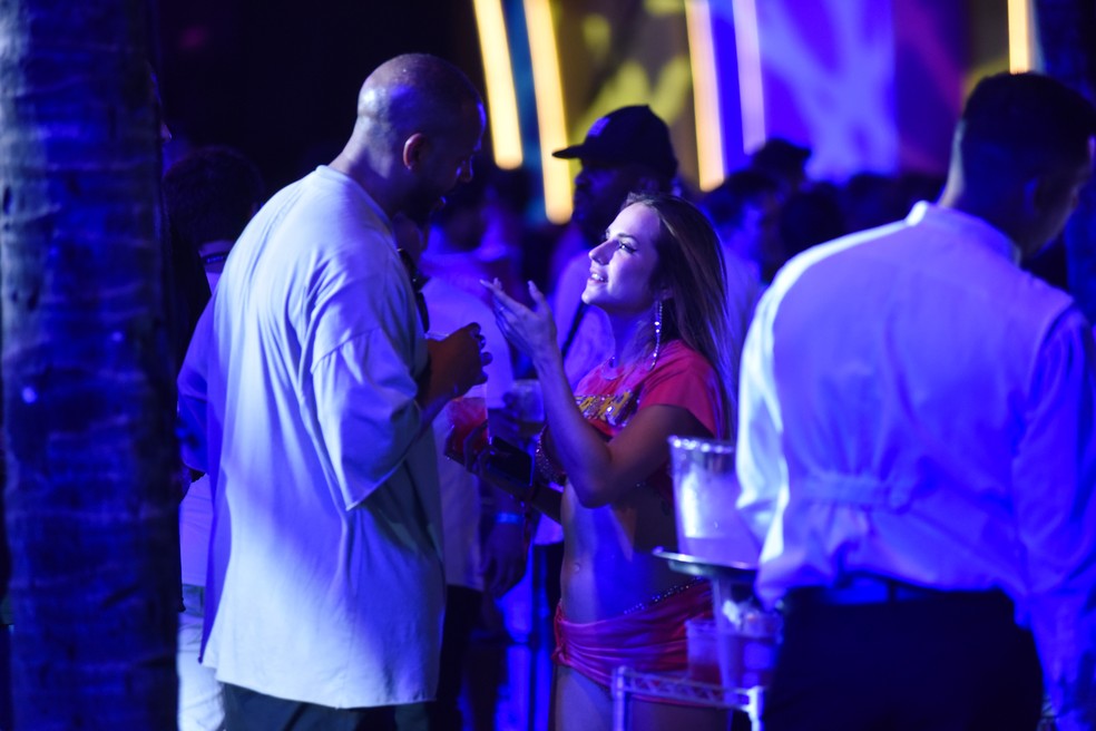 Gabi Martins e Marlon Wayans conversando na Farofa da Gkay — Foto: AgNews