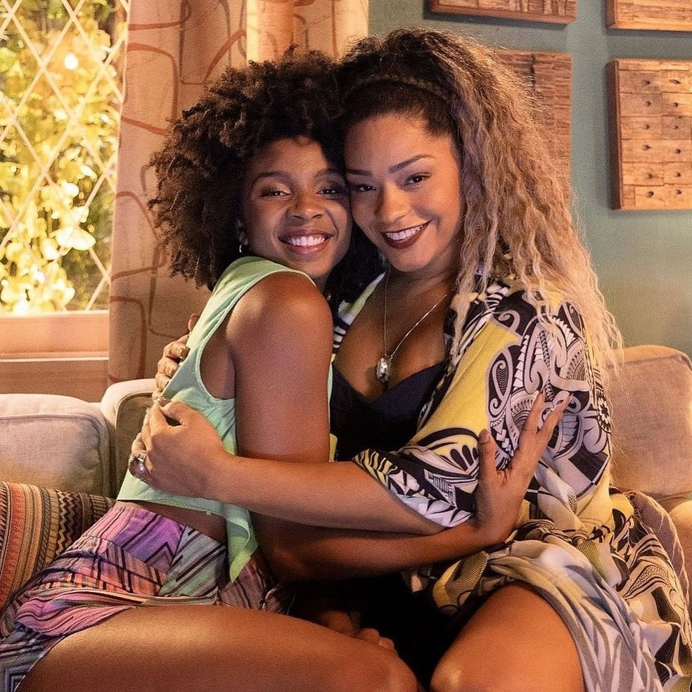 Gabriella Dias e Juliana Alves são as primas Miranda e Cida, de Volta por Cima — Foto: TV Globo/Beatriz Damy