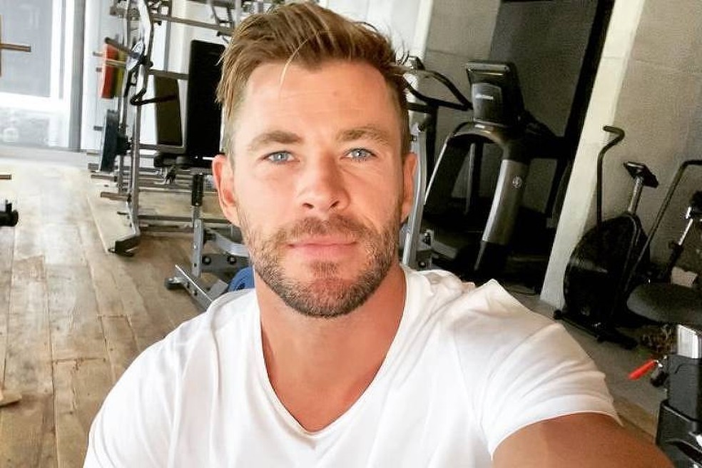 Chris Hemsworth faz mudanças no estilo de vida após predisposição