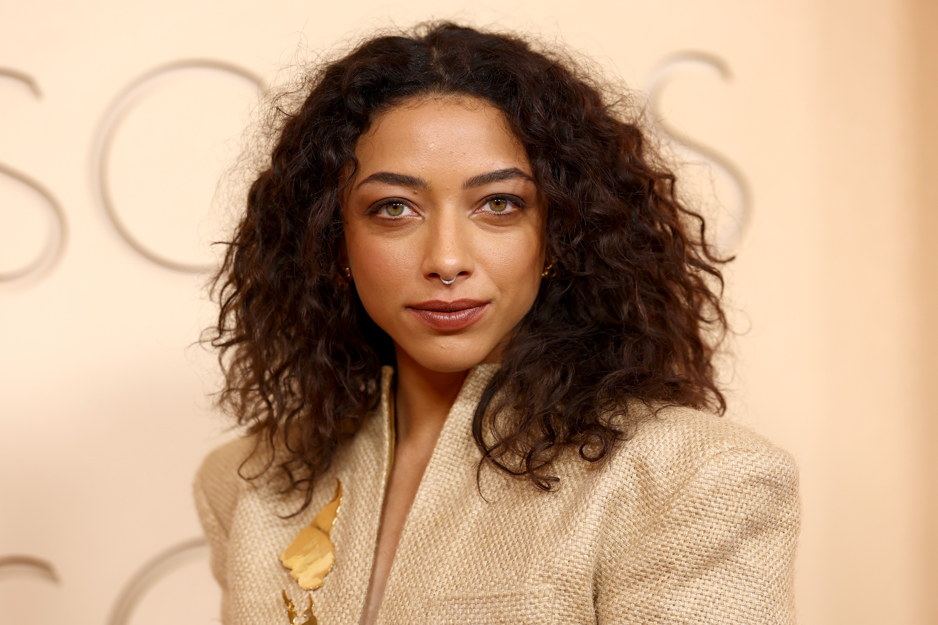 Oscar® 2026: Alice Carvalho usa broche em homenagem à América Latina no tapete vermelho