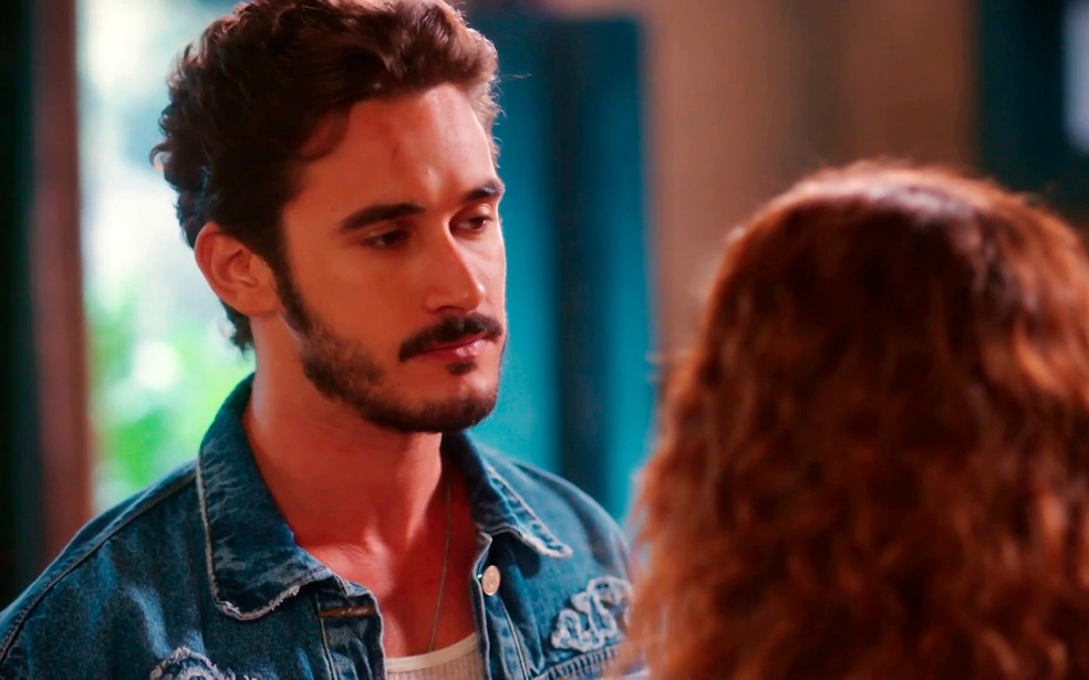João Raul (Filipe Bragança) descobre que Agrado (Isadora Cruz) é Diana e tira satisfação com ela - Coração Acelerado — Foto: Globo