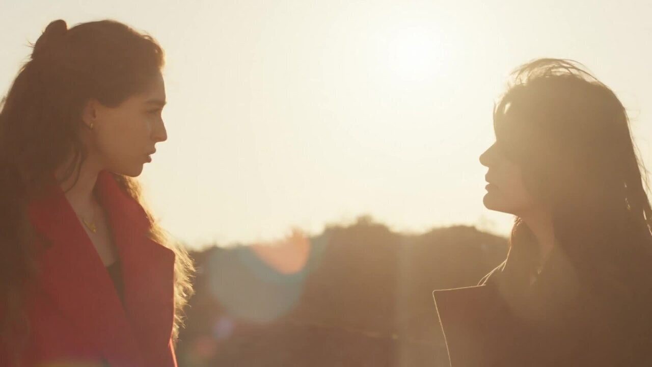 Após descobrir verdadeira identidade de Leyla, Nur é humilhada em público na versão turca de Avenida Brasil