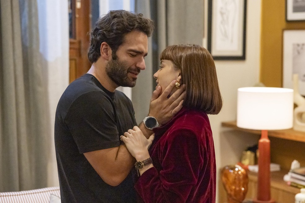 Em Vale Tudo, Afonso e Solange passam a noite juntos — Foto: Globo